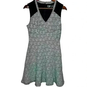 Guess Black/White Stripe Doris sleeveless Textured v-neck dress Sz 8‎